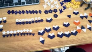 Handgemaakte Sieraden: Van Schets tot eindproduct! 2 uitzoeken, inspecteren van de zelfgemaakte oorbellen.