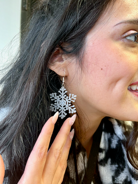 Nora draagt sneeuwvlokje oorbel.